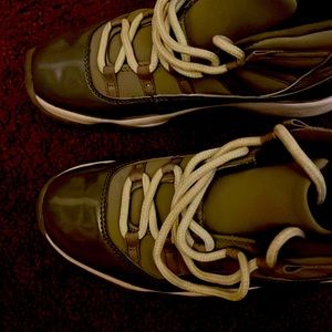 Brand new without box ,no scratches ,sole not worn down men’s size 6